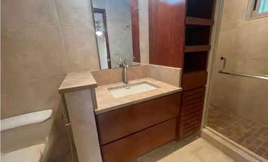 ALQUILO CASA 3 NIVELES CON TICO, EN CLAYTON, EMBASSY GARDENS JP