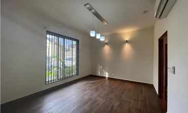 ALQUILO CASA 3 NIVELES CON TICO, EN CLAYTON, EMBASSY GARDENS JP