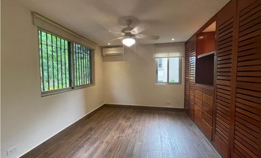 ALQUILO CASA 3 NIVELES CON TICO, EN CLAYTON, EMBASSY GARDENS JP