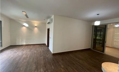 ALQUILO CASA 3 NIVELES CON TICO, EN CLAYTON, EMBASSY GARDENS JP