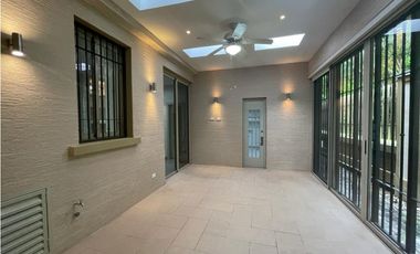 ALQUILO CASA 3 NIVELES CON TICO, EN CLAYTON, EMBASSY GARDENS JP