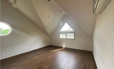 ALQUILO CASA 3 NIVELES CON TICO, EN CLAYTON, EMBASSY GARDENS JP