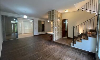 ALQUILO CASA 3 NIVELES CON TICO, EN CLAYTON, EMBASSY GARDENS JP