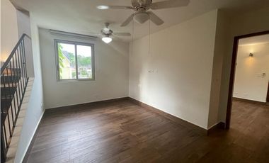 ALQUILO CASA 3 NIVELES CON TICO, EN CLAYTON, EMBASSY GARDENS JP