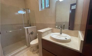 ALQUILO CASA 3 NIVELES CON TICO, EN CLAYTON, EMBASSY GARDENS JP