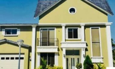 ALQUILO CASA 3 NIVELES CON TICO, EN CLAYTON, EMBASSY GARDENS JP