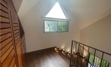 ALQUILO CASA 3 NIVELES CON TICO, EN CLAYTON, EMBASSY GARDENS JP