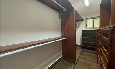 ALQUILO CASA 3 NIVELES CON TICO, EN CLAYTON, EMBASSY GARDENS JP