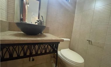 ALQUILO CASA 3 NIVELES CON TICO, EN CLAYTON, EMBASSY GARDENS JP