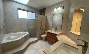 ALQUILO CASA 3 NIVELES CON TICO, EN CLAYTON, EMBASSY GARDENS JP