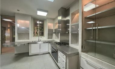 ALQUILO CASA 3 NIVELES CON TICO, EN CLAYTON, EMBASSY GARDENS JP