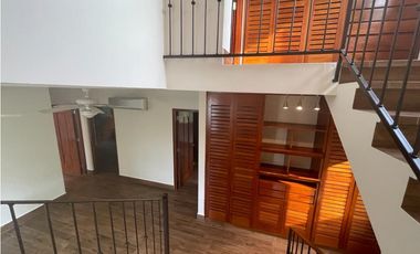 ALQUILO CASA 3 NIVELES CON TICO, EN CLAYTON, EMBASSY GARDENS JP