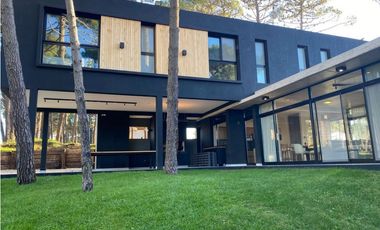 CASA EN ALQUILER A ESTRENAR  MINIMALISTA EN BARRIO PIONEROS