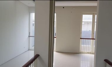 RUMAH GREEN LAKE WIYUNG SIAP HUNI