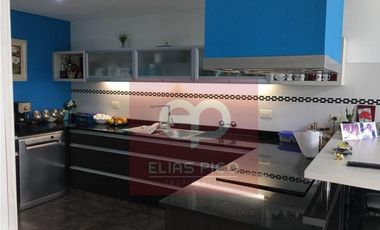 EXCELENTE CASA CON GRAN PARQUE Y PILETA CUBIERTA
