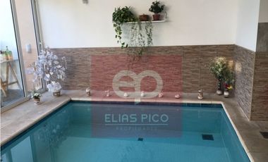 EXCELENTE CASA CON GRAN PARQUE Y PILETA CUBIERTA