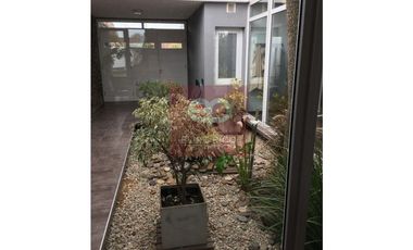 EXCELENTE CASA CON GRAN PARQUE Y PILETA CUBIERTA