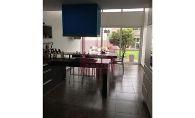EXCELENTE CASA CON GRAN PARQUE Y PILETA CUBIERTA
