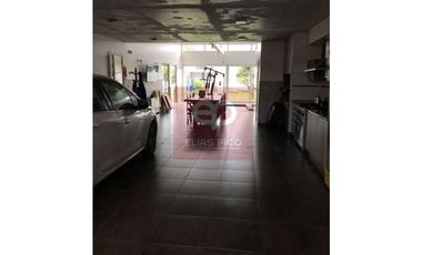 EXCELENTE CASA CON GRAN PARQUE Y PILETA CUBIERTA
