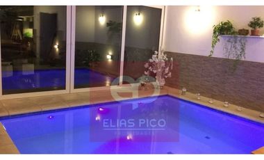 EXCELENTE CASA CON GRAN PARQUE Y PILETA CUBIERTA