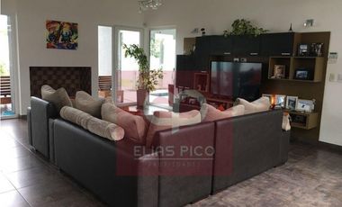 EXCELENTE CASA CON GRAN PARQUE Y PILETA CUBIERTA