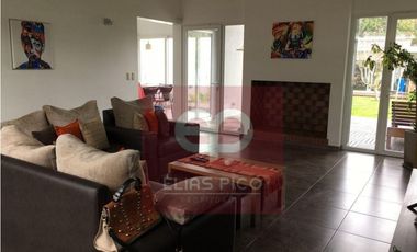 EXCELENTE CASA CON GRAN PARQUE Y PILETA CUBIERTA