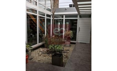 EXCELENTE CASA CON GRAN PARQUE Y PILETA CUBIERTA