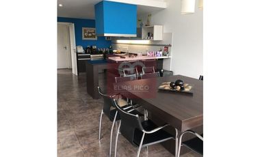 EXCELENTE CASA CON GRAN PARQUE Y PILETA CUBIERTA