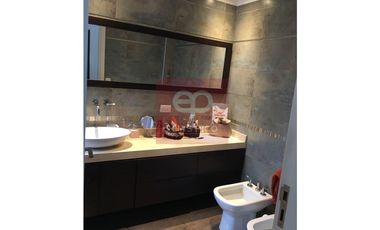 EXCELENTE CASA CON GRAN PARQUE Y PILETA CUBIERTA
