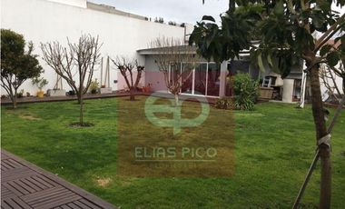 EXCELENTE CASA CON GRAN PARQUE Y PILETA CUBIERTA