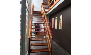 EXCELENTE CASA CON GRAN PARQUE Y PILETA CUBIERTA