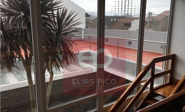 EXCELENTE CASA CON GRAN PARQUE Y PILETA CUBIERTA