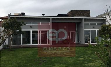 EXCELENTE CASA CON GRAN PARQUE Y PILETA CUBIERTA