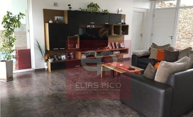 EXCELENTE CASA CON GRAN PARQUE Y PILETA CUBIERTA