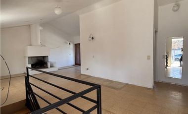 MINA CLAVERO - CASA DE 4 DORMITORIOS- PARQUE Y PILETA