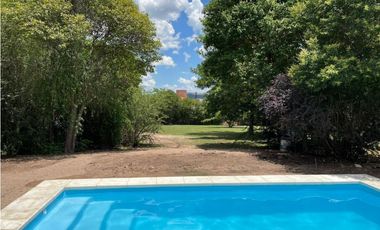 MINA CLAVERO - CASA DE 4 DORMITORIOS- PARQUE Y PILETA