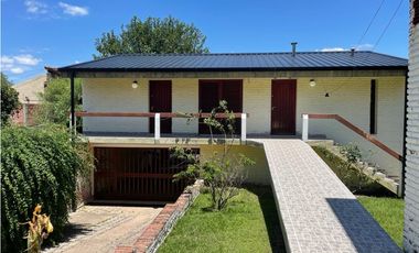 MINA CLAVERO - CASA DE 4 DORMITORIOS- PARQUE Y PILETA