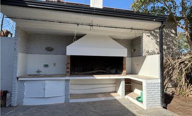 MINA CLAVERO - CASA DE 4 DORMITORIOS- PARQUE Y PILETA