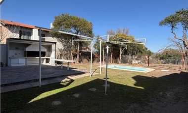 MINA CLAVERO - CASA DE 4 DORMITORIOS- PARQUE Y PILETA