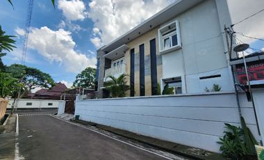 Rumah Mewah Paulan Colomadu Semi Furnish dan Kolam Renang (ED)