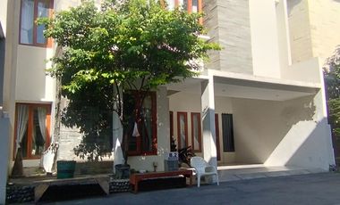 Rumah Mewah Furnish Tengah Kota Solo 2 Lantai dalam Cluster