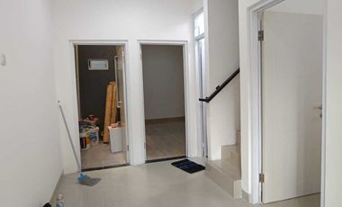 Disewakan rumah 2 lantai lokasi dekat stasiun Lrt ciracas dan mabes