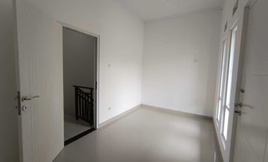 Disewakan rumah 2 lantai lokasi dekat stasiun Lrt ciracas dan mabes