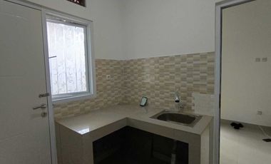 Disewakan rumah 2 lantai lokasi dekat stasiun Lrt ciracas dan mabes