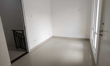 Disewakan rumah 2 lantai lokasi dekat stasiun Lrt ciracas dan mabes