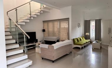 Rumah Mewah Modern Tropis di Perumahan Elit Fajar Indah Solo