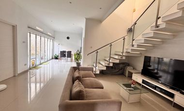 Rumah Mewah Modern Tropis di Perumahan Elit Fajar Indah Solo