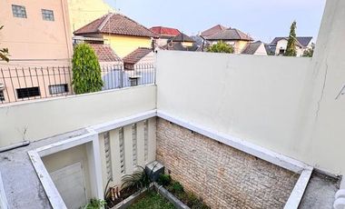 Rumah Mewah Modern Tropis di Perumahan Elit Fajar Indah Solo