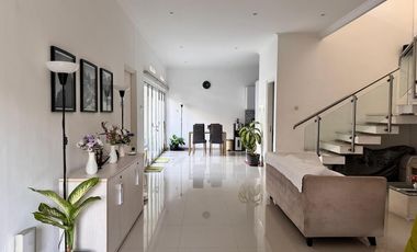 Rumah Mewah Modern Tropis di Perumahan Elit Fajar Indah Solo