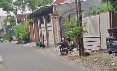 Rumah Modern di Gedangan Solo Baru, IMB 2,5 Lantai